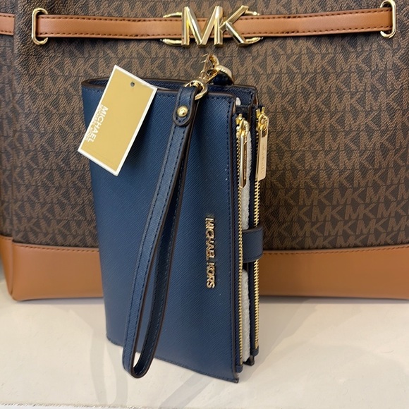 MICHAEL KORS LARGE DOUBLE ZIP WRISTLET WALLET PHONE CASE 
Navy NWT - Picture 9 of 16
